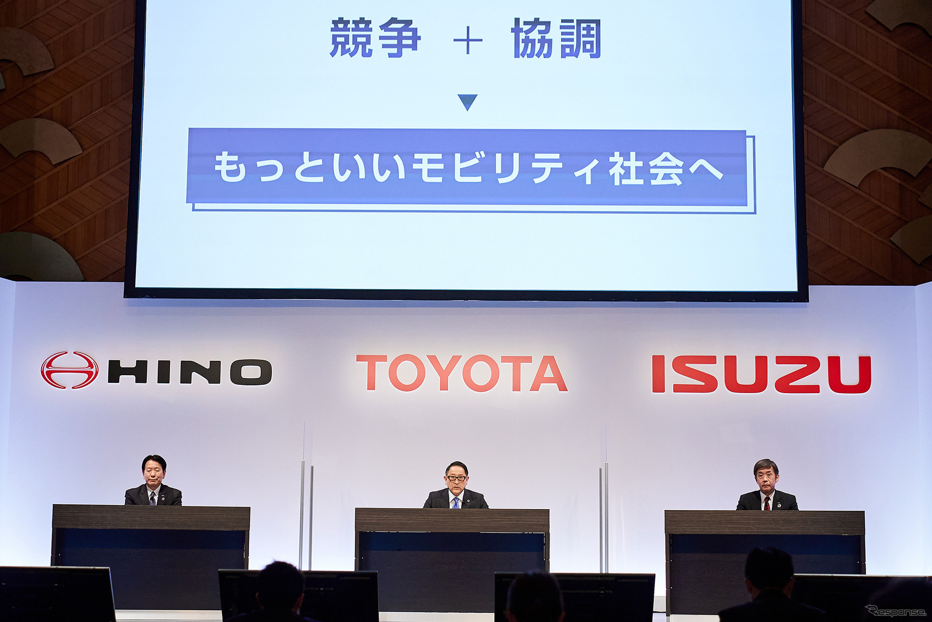 向かって左から：日野自動車の下義生代表取締役社長、トヨタ自動車の豊田章男代表取締役社長、いすゞ自動車の片山正則代表取締役社長