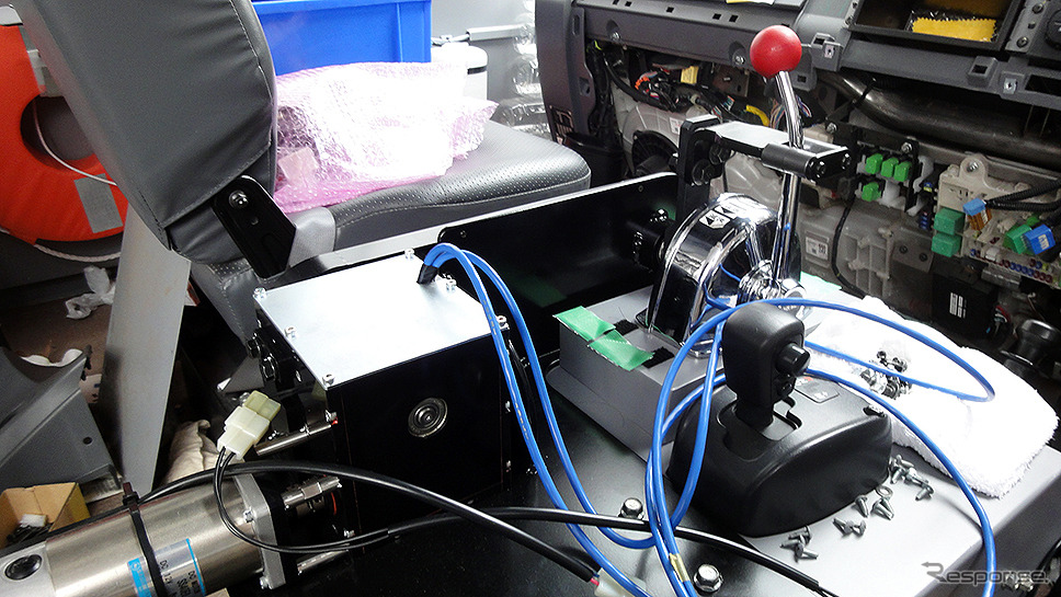 埼玉工業大学が開発する後付け自動運転システムをミクニ ライフ＆オート（旧：ニッシン自動車工業）で実装中の八ッ場ダム水陸両用バス