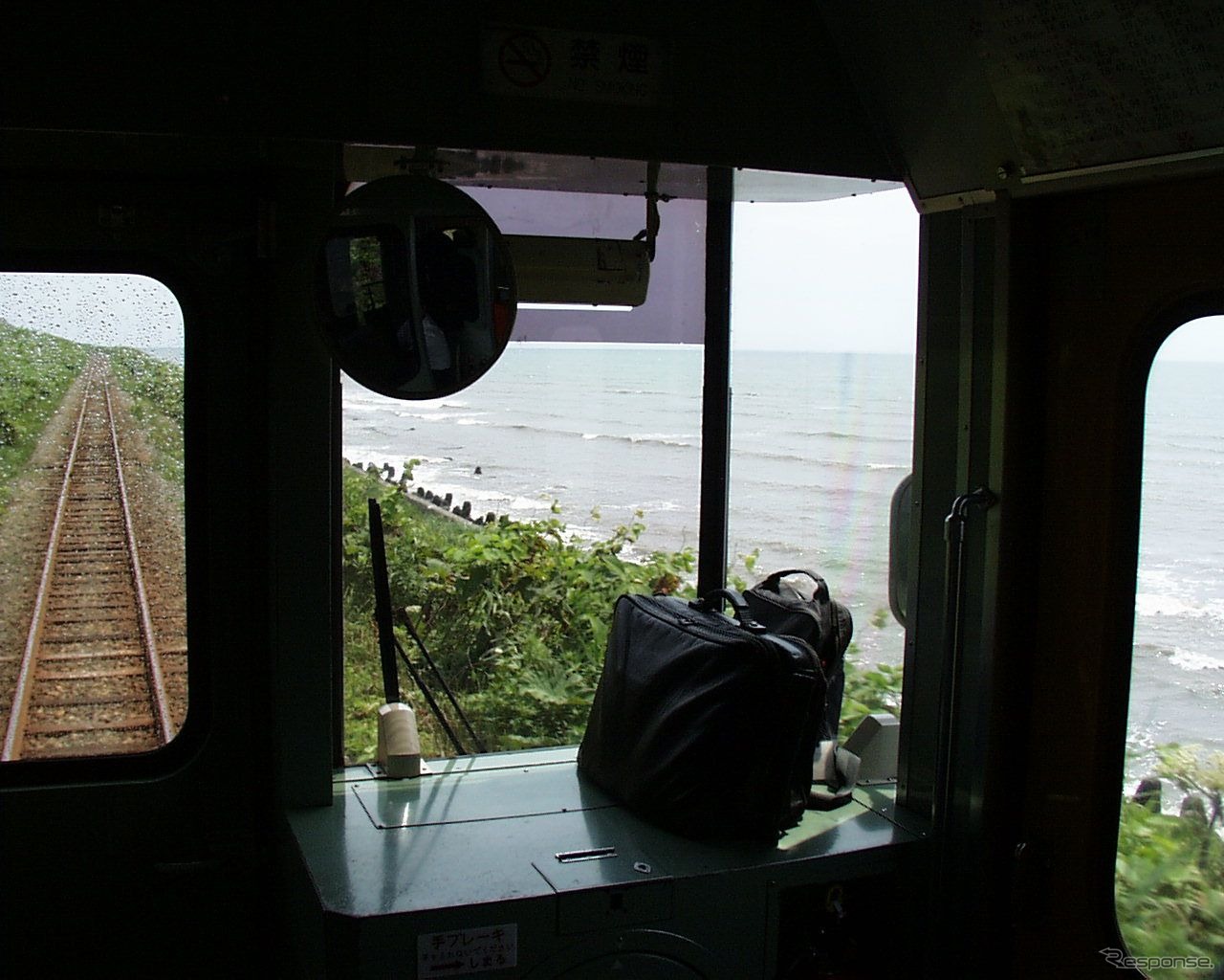 キハ130形の車内から見た海岸沿いの風景。