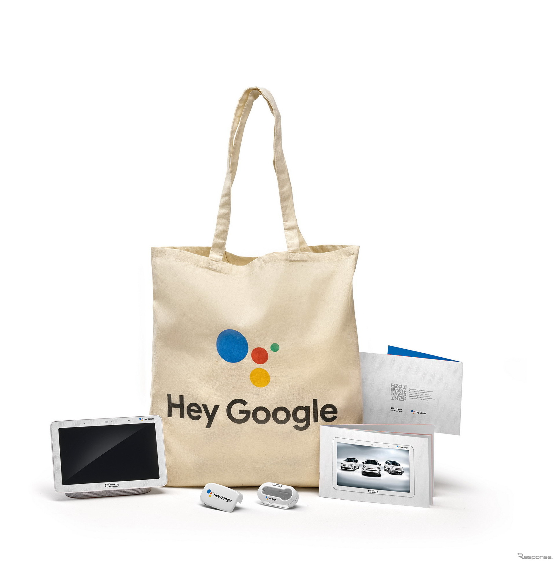 フィアット 500 の「ハイ、グーグル」仕様車に付帯する「Hey Google」のロゴ入りバッグにセットされたウェルカムキット