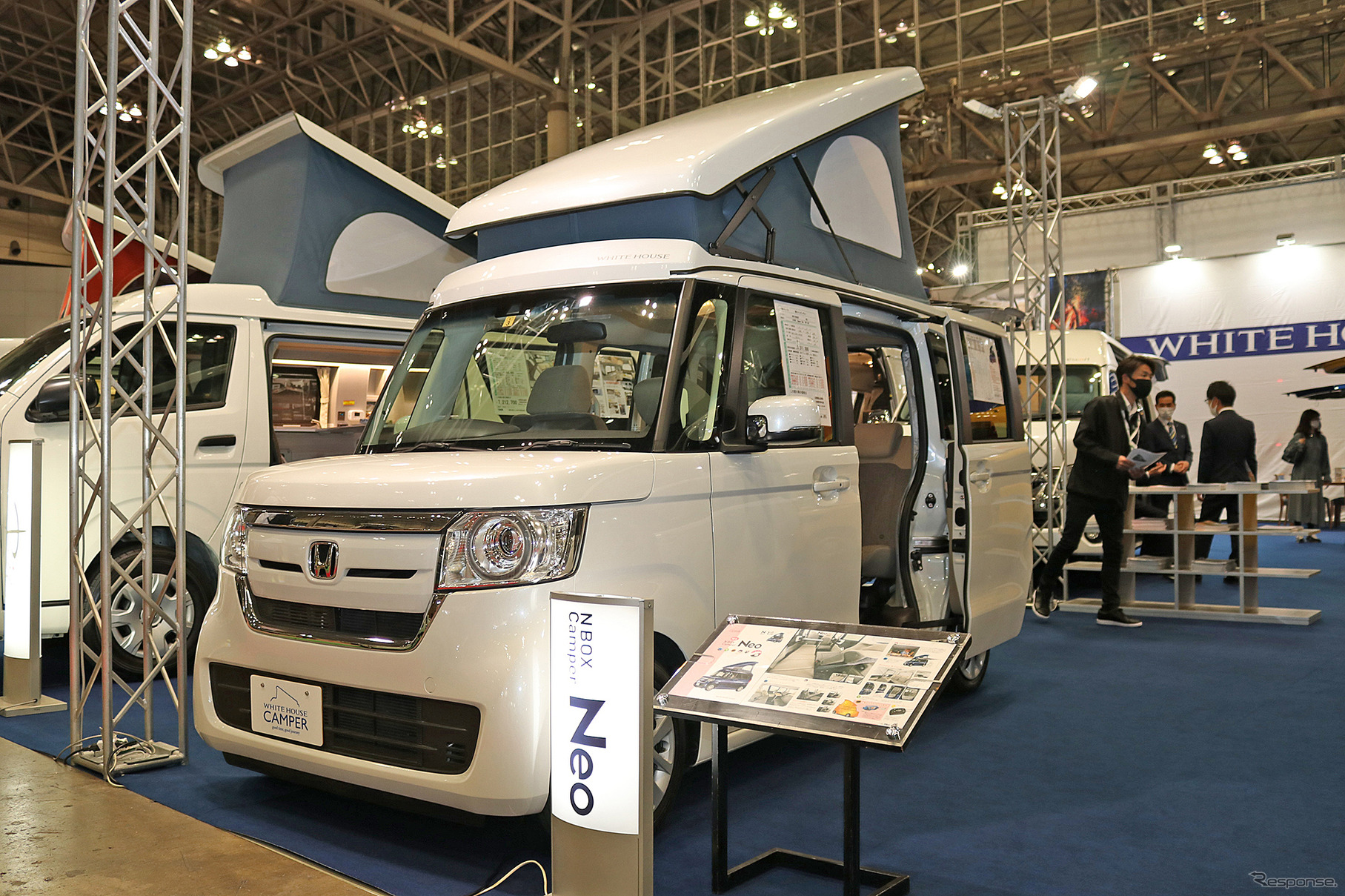 フロントに回転シートを備えたN-BOX Camper Neo（ホワイトハウス）。キャビンをいっぱいに使った広いベッド面も魅力のモデル。