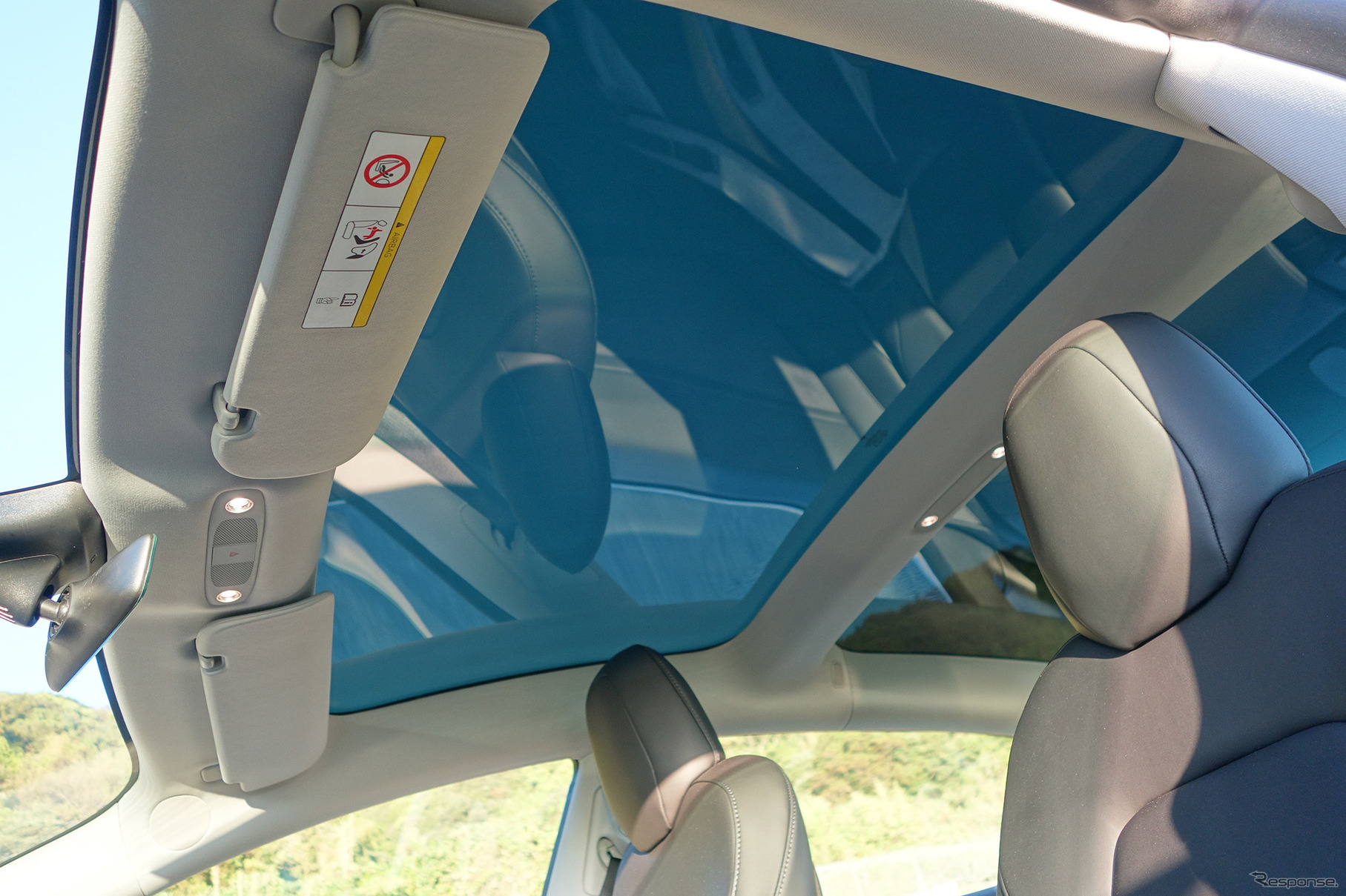 グラストップは車内を明るくするのに大いに貢献した。ただし夏季はそれなりに暑さを感じるであろう。