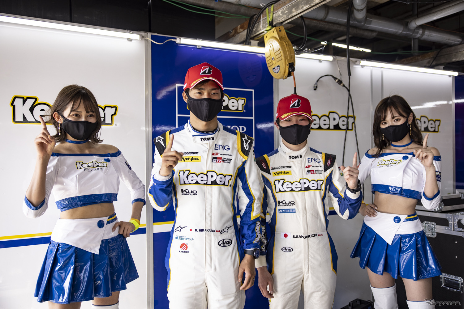 GT500クラスポールポジションを獲得した#37 KeePer TOM'S GR Supraの平川亮（中央左）と阪口晴南（中央右）