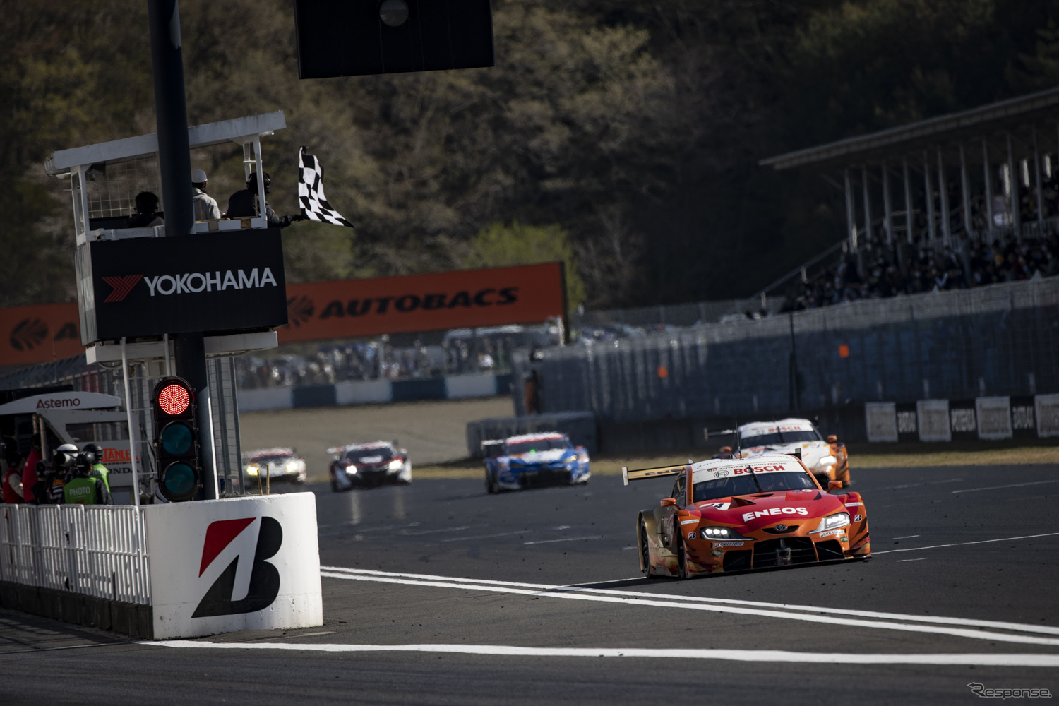 トップチェッカーを受けるGT500クラス優勝の#14 ENEOS X PRIME GR Supra