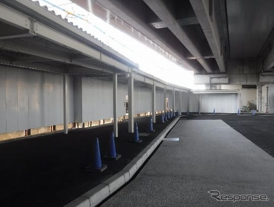 羽衣駅高架下に設けられる高師浜線代行バスの乗り場。駅とは専用通路でつながる。