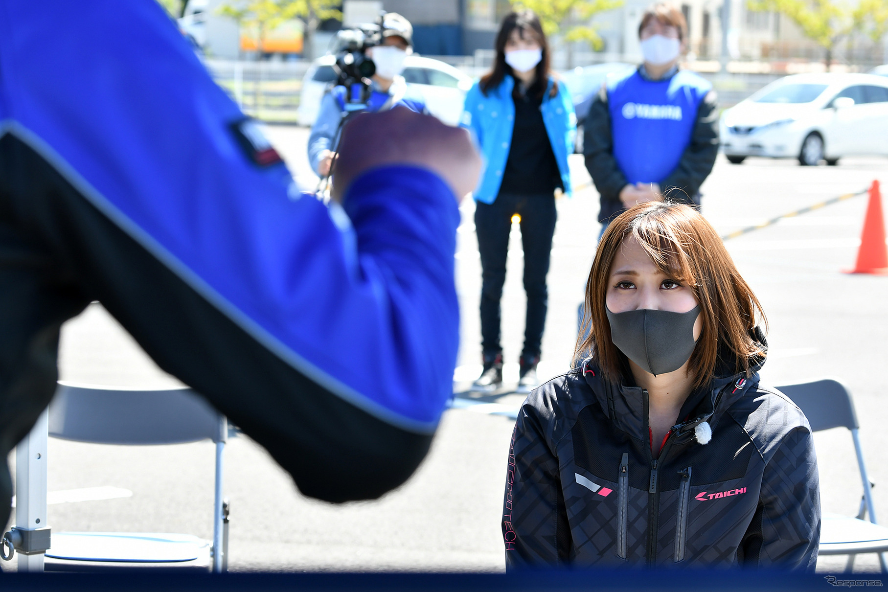 フィードバックの結果を聞く小鳥遊レイラさん。