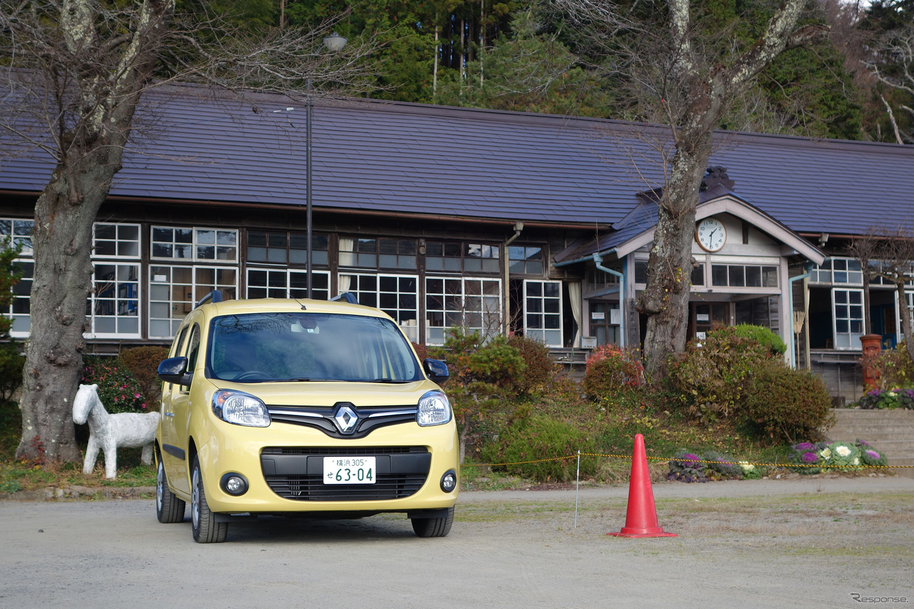 茨城・大子町の上岡小学校跡にて。築年不明だが、明治期の可能性もあるという。内部は昭和の香りが充満している。