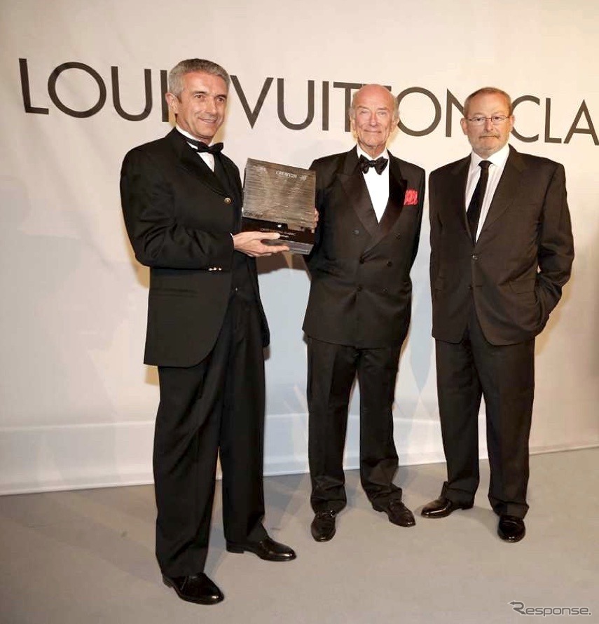 ルイ・ヴィトン・クラシック・コンセプト・アワード2011表彰式で。左からマッフィオード、C. フィリップセン審査委員長、パトリック・ルイ・ヴィトン。