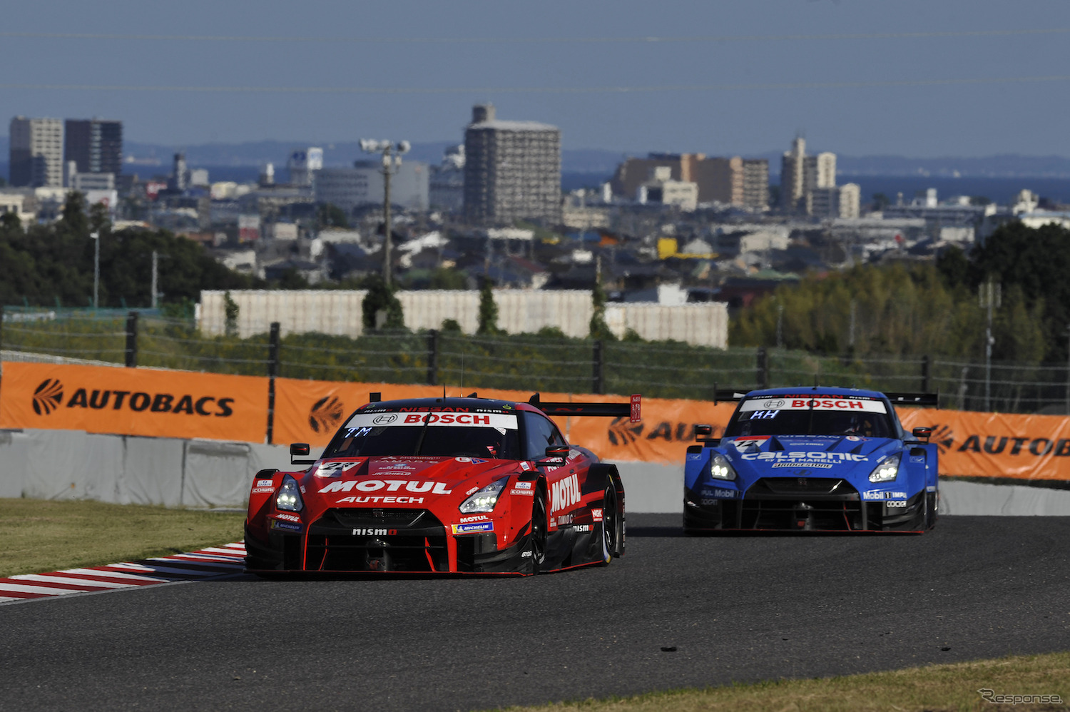 2020年第6戦で最後尾スタートから優勝したMOTUL AUTECH GT-R(左)