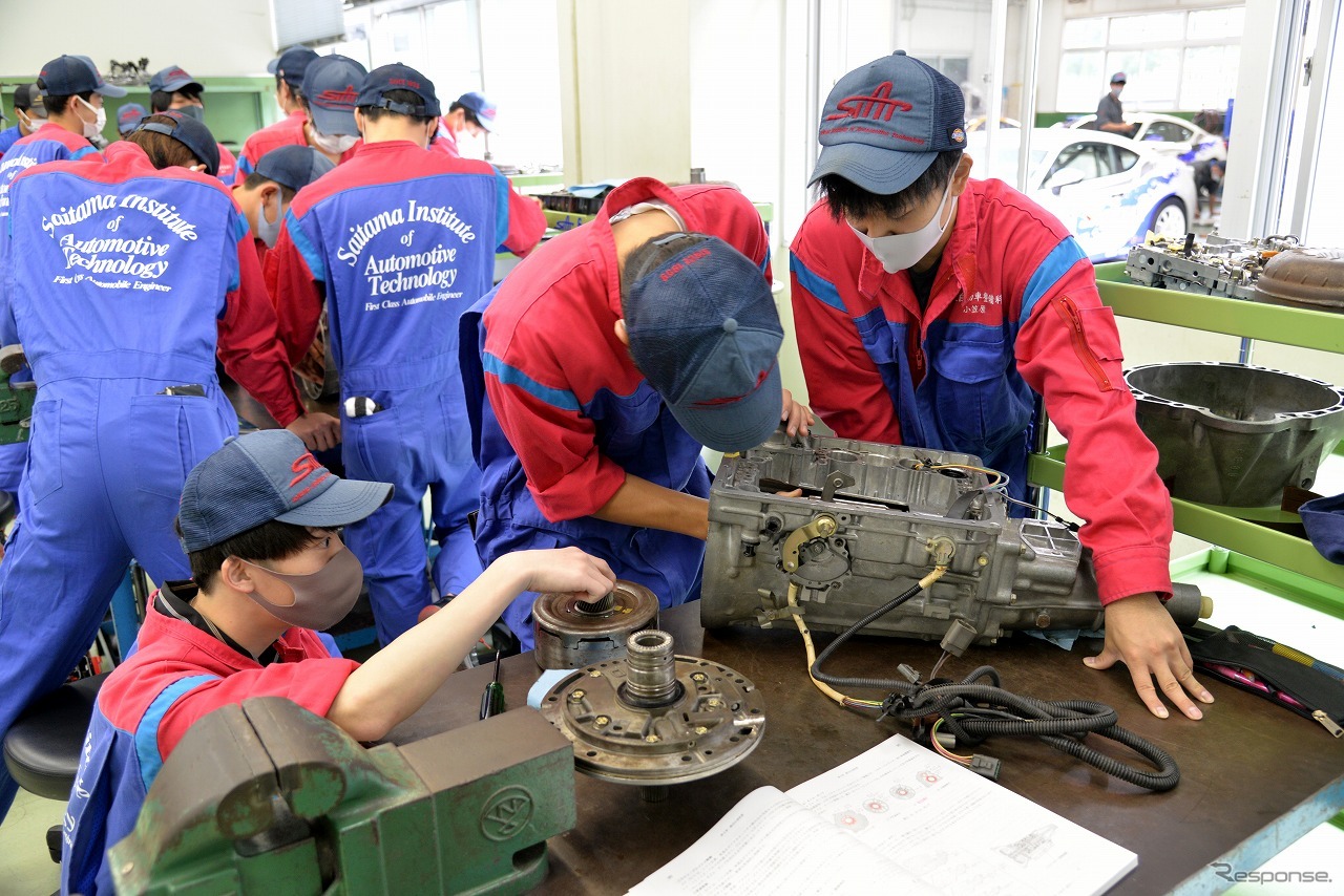 埼玉自動車大学校「公開授業＋旧車・スーパーカー展示」