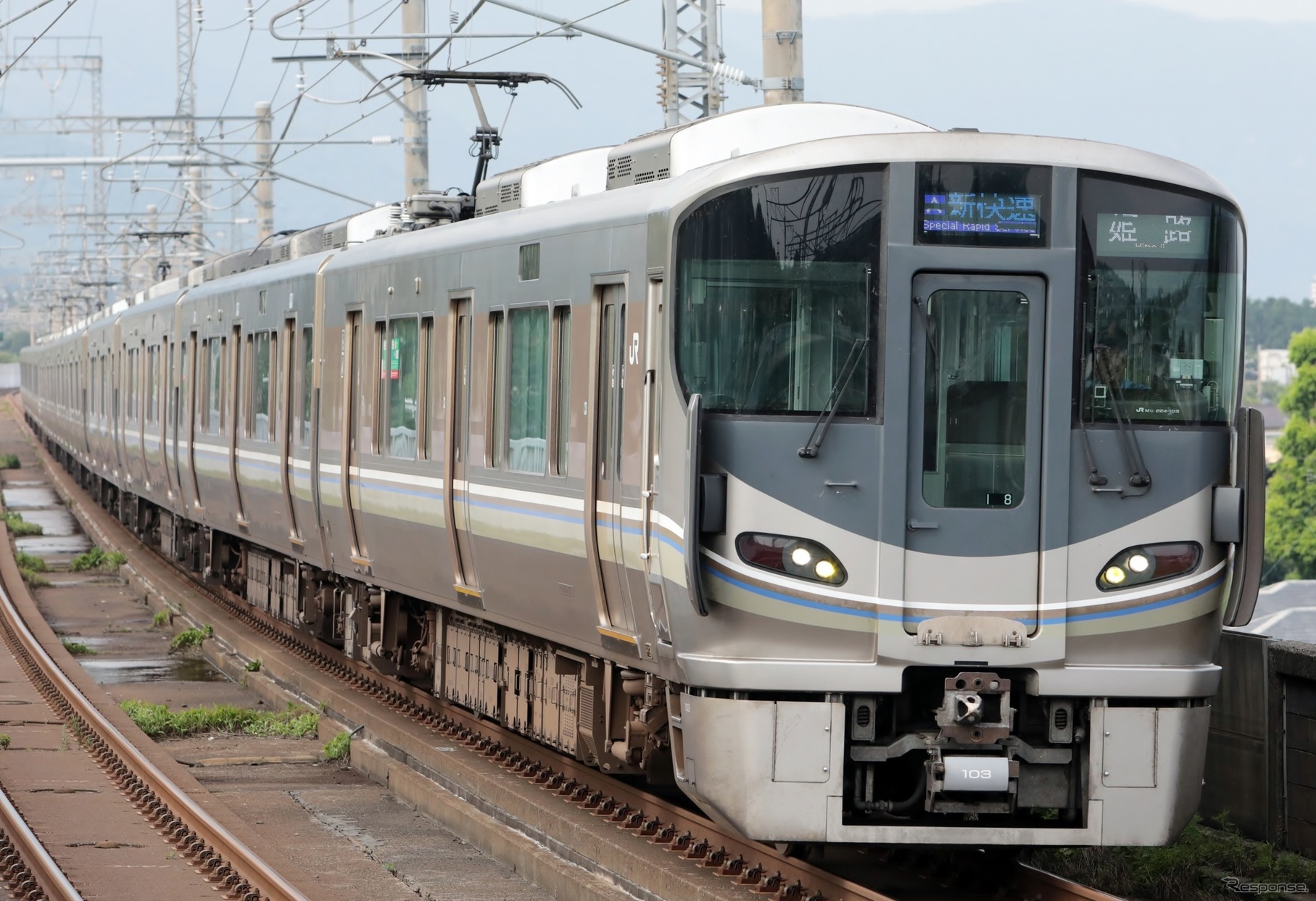 京阪神の基幹路線であるJR京都線・JR神戸線でも高槻～京都間や須磨～西明石間で昼間時間帯の減便を実施。写真は新快速の225系。