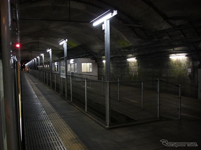 7月の深夜、上越国境を抜ける新清水トンネル内にある、「もぐら駅」こと土合駅の下りホームに185系がやってくる。