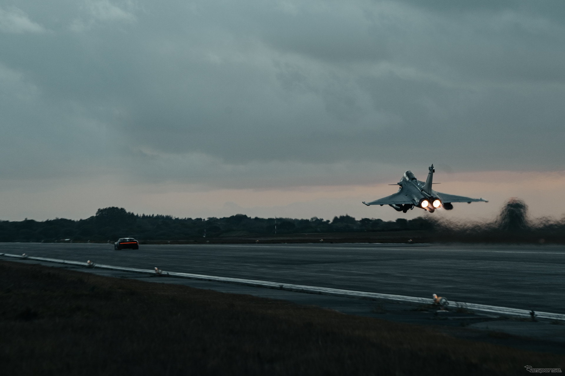 ブガッティ・シロン・スポール とフランス海軍の戦闘機、ダッソー・ラファール