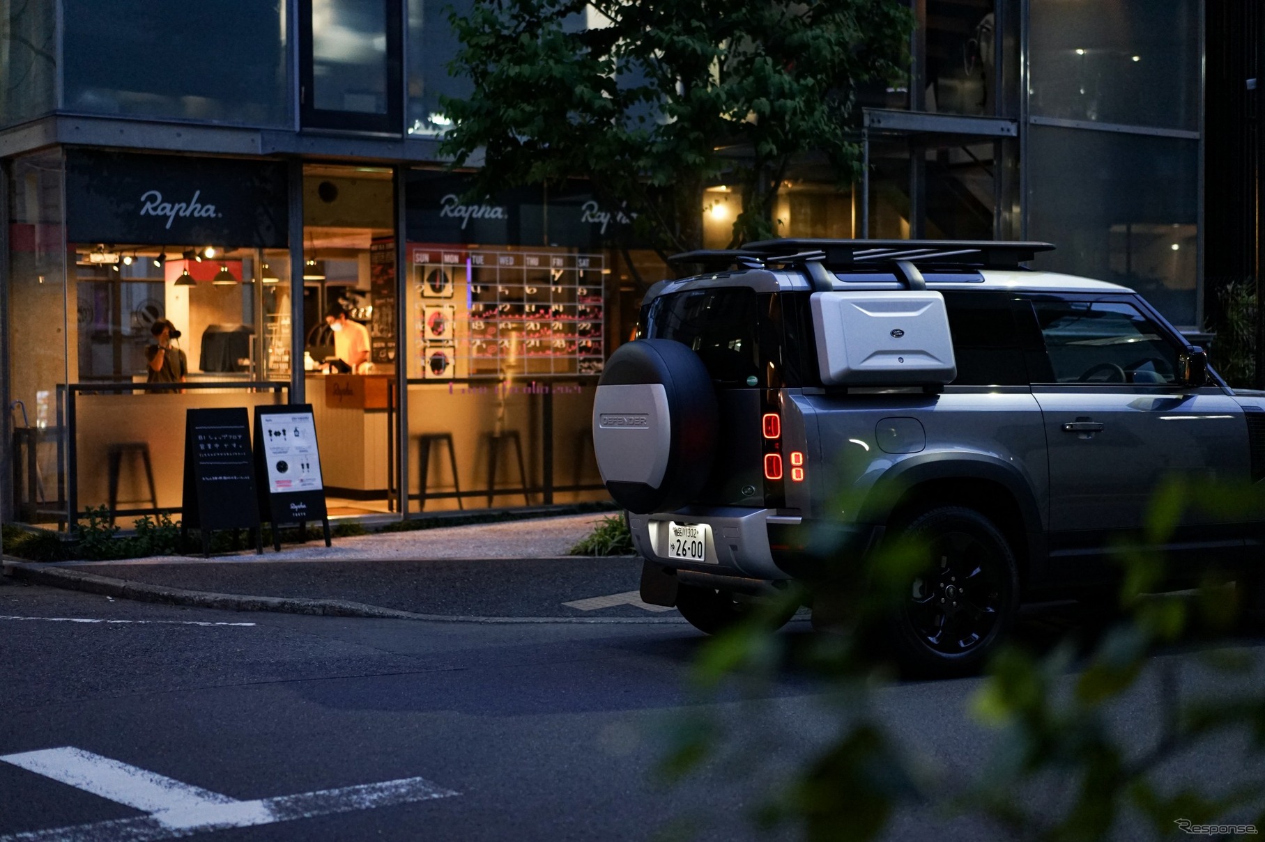 今回のランドローバー記事の撮影にご協力頂いたラファジャパンの直営店「ラファ東京」。製品の販売はもちろん、ラファを愛するサイクリストの拠点として、ライドイベントなども定期的に開催。本格的なコーヒーや料理が味わえるカフェも併設されている。 ラファ東京:東京都渋谷区千駄ケ谷3丁目1-6 / Instagram:@Rapha_Japan / Facebook:@RaphaJapan / Twitter:@Rapha_Japan