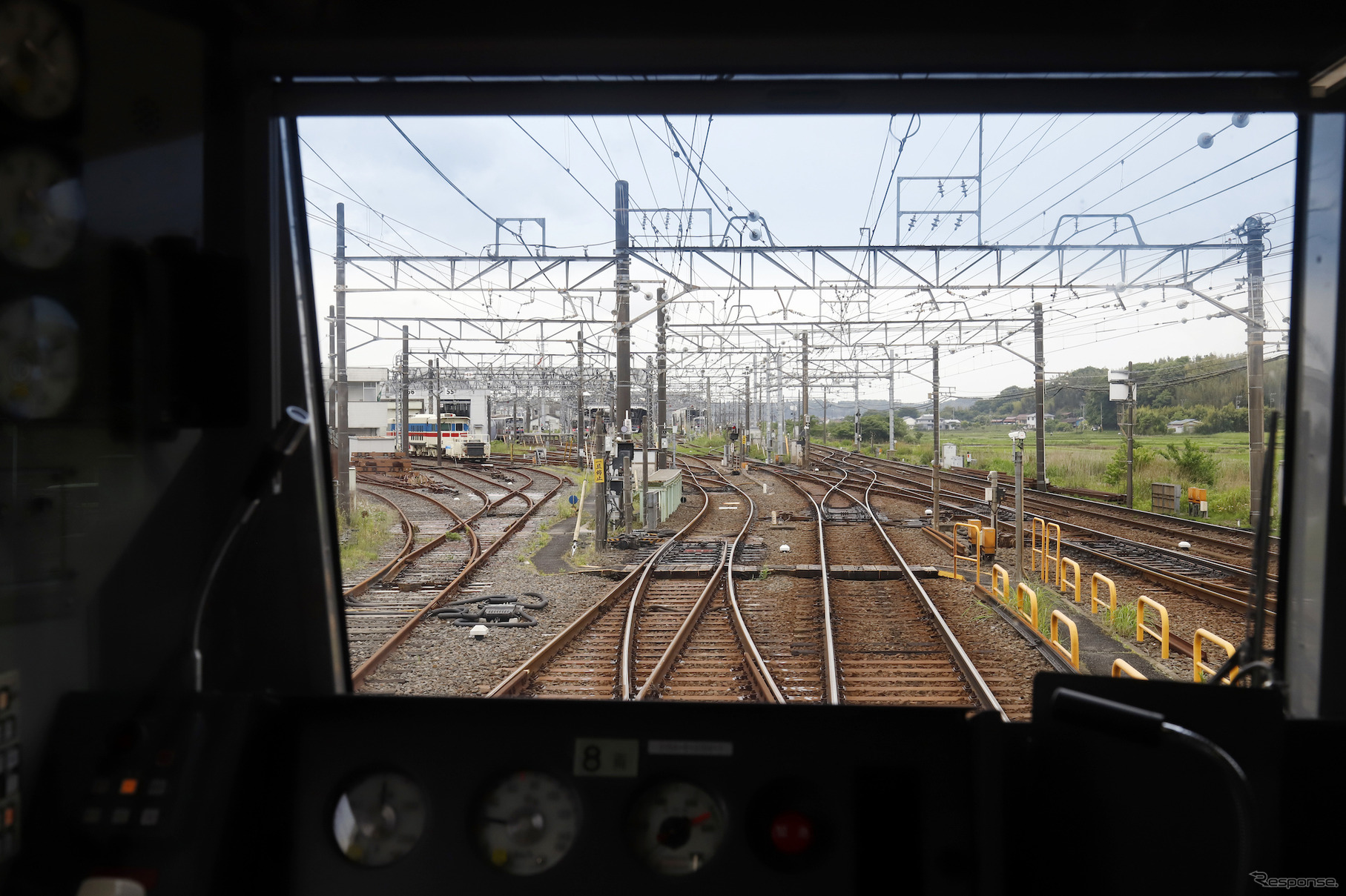 車庫から電車に乗ったまま営業線に進出（後部運転台/車掌室）。