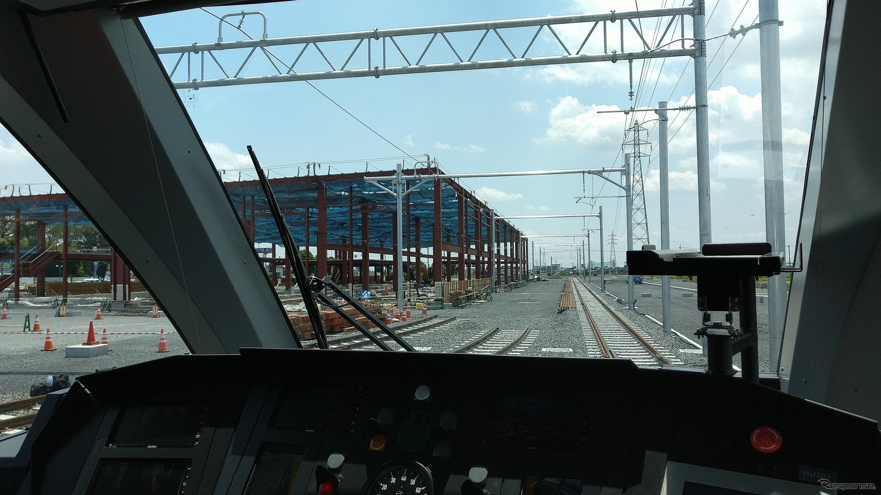 HU300形の運転席から見た建設中の車両基地。