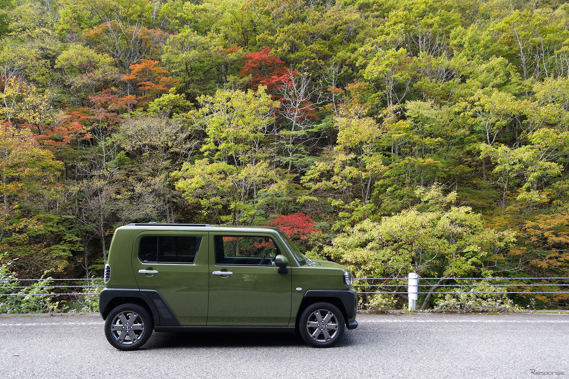 ダイハツ タフト Gターボ FWD。全高は1630mm。最低地上高が190mmあることを考慮するとトールボディではない。