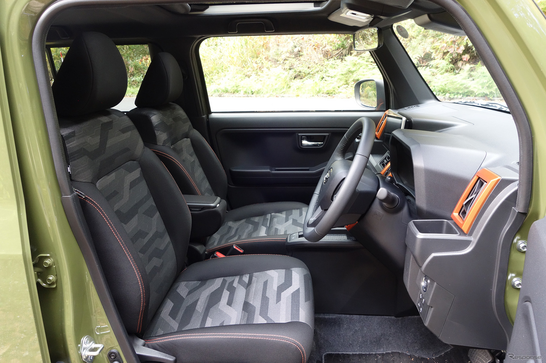 前席はスペースに不満なし。運転席はハイトアジャスター付き。