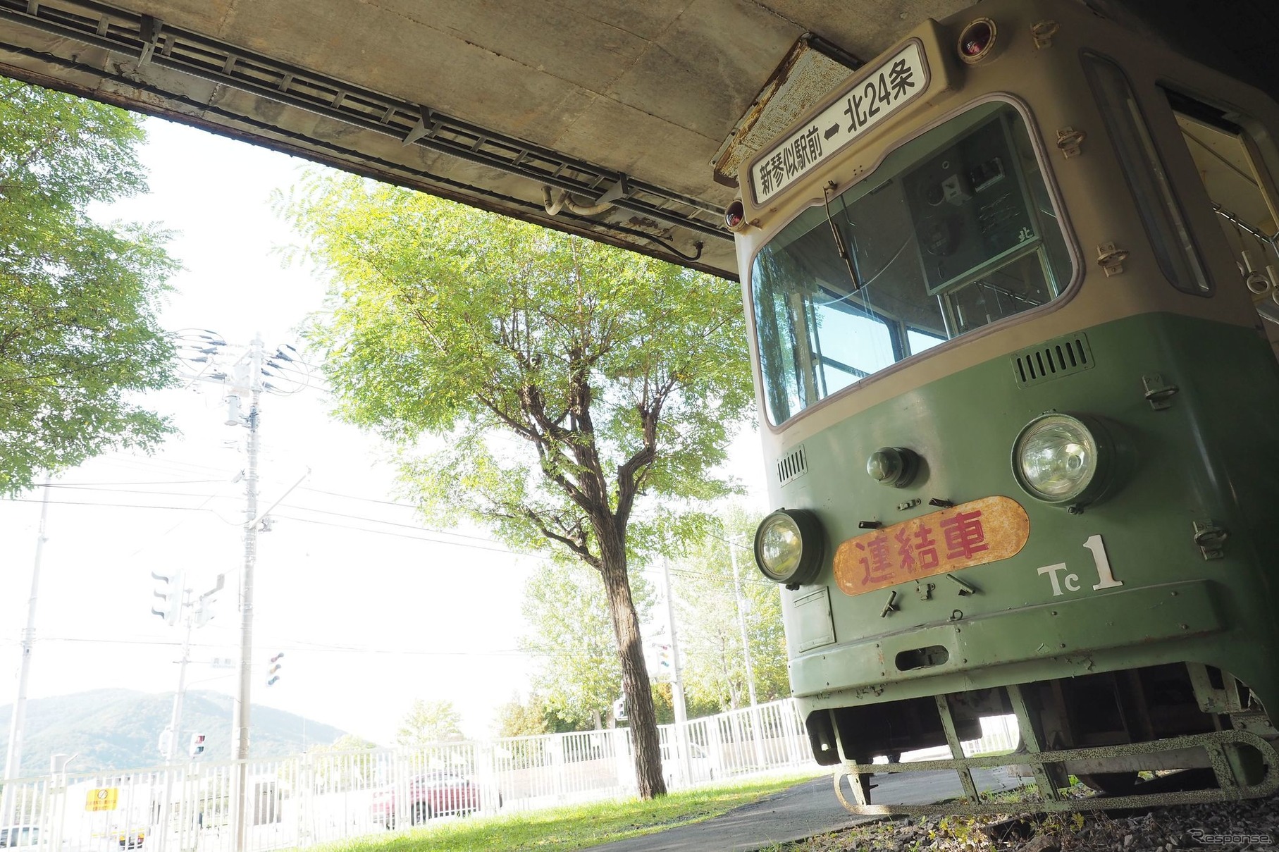 前面に「連結車」の表記を掲げた、かつてM101とコンビを組んでいたTc1。「親子電車」の「子」という存在だった同車は、日中に切り離す運用が考えられたが、非貫通ゆえの解結の手間があったため、実際は連結状態の時が多かったという。1971年に廃車後は、札幌市営地下鉄南北線自衛隊前駅高架下の札幌市交通資料館に保存された。同館は現在リニューアル工事中のため、入館できない。2017年9月30日、札幌市交通資料館。