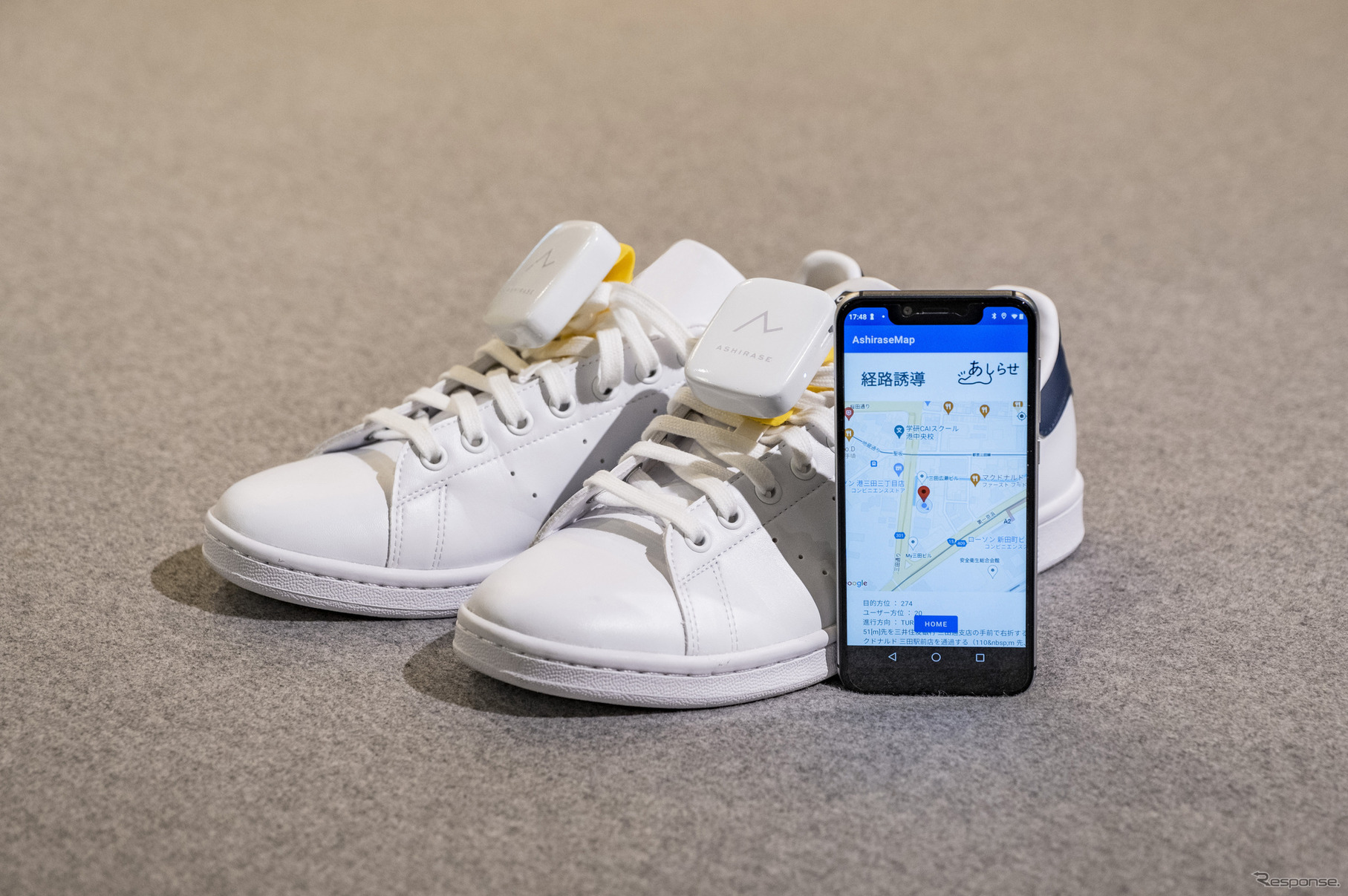 靴に装着した「あしらせ」とスマートフォンアプリ。