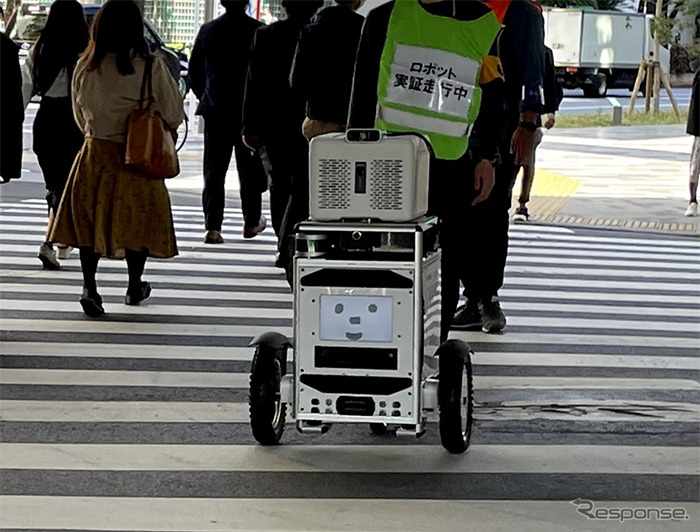 信号機の表示情報を受信して交差点を横断する様子