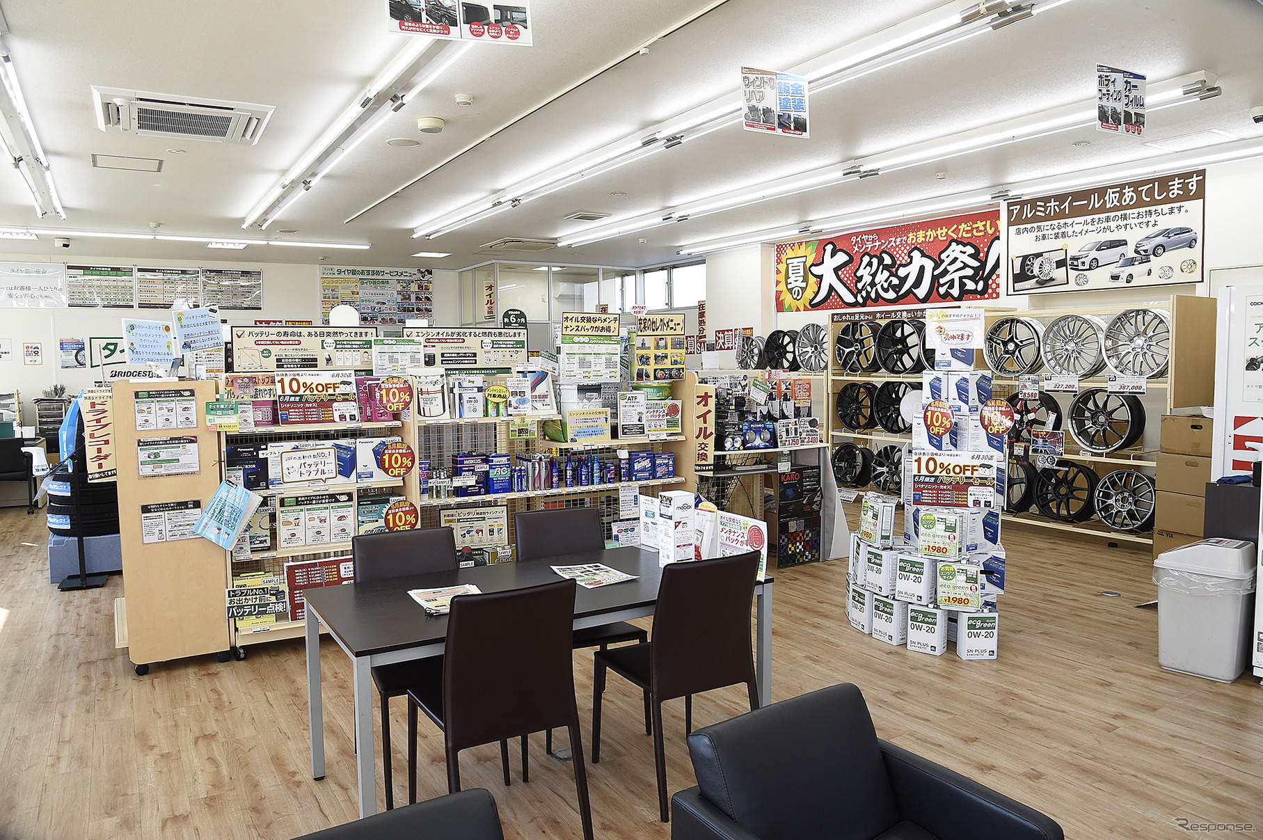 広い店内には数多くのホイールが並ぶラックを設置