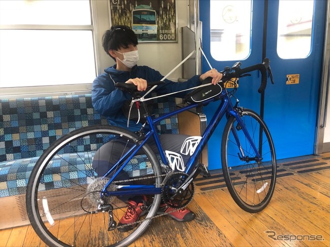 車内には固定具がないため、スタンドがない自転車はベルトなどで固定する。スタンド付き自転車の場合、自身で支える。持込みは1人1台まで。