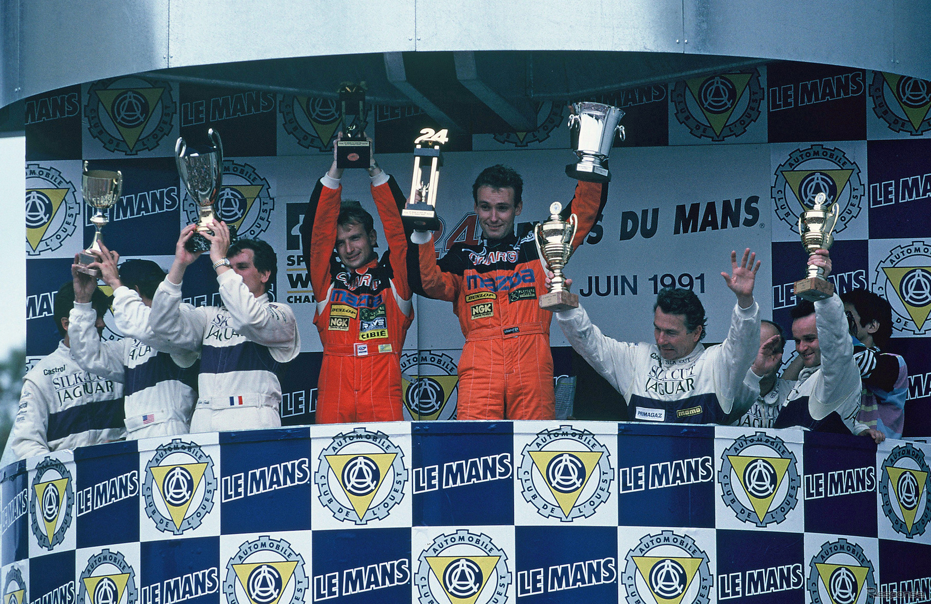 優勝して表彰台の中央に立った#55 マツダのバイドラーとガショー（写真は1991年）。