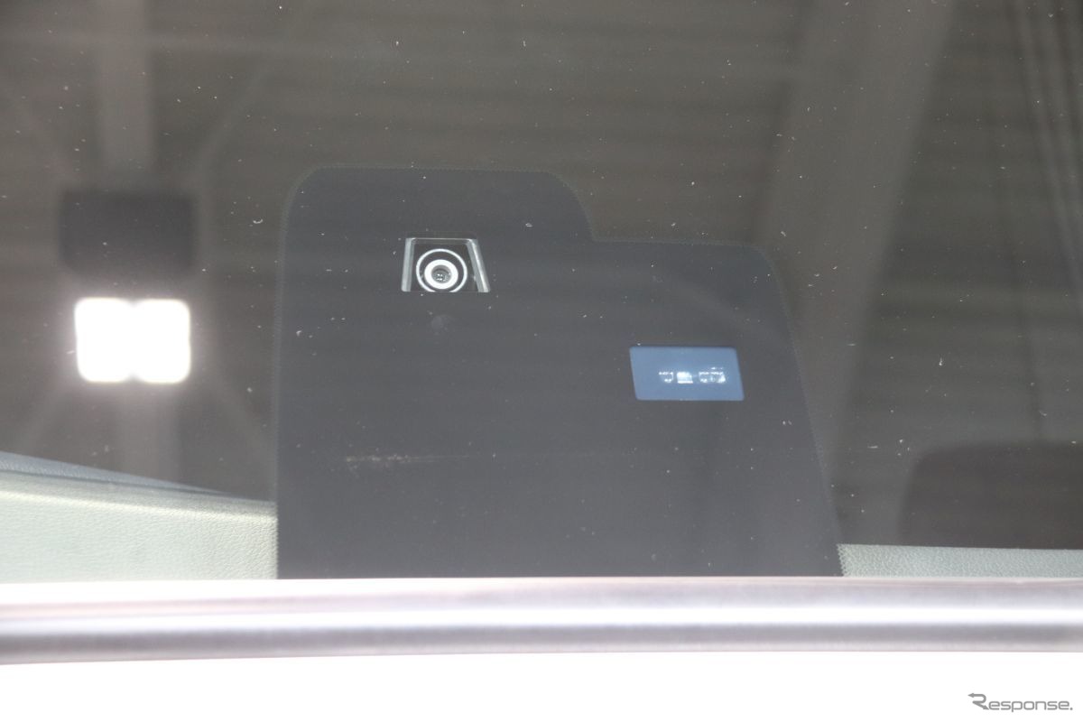 フロント中央のセンサー：向かって左はレーン逸脱警報のカメラ。右はオートライトのための照度センサー