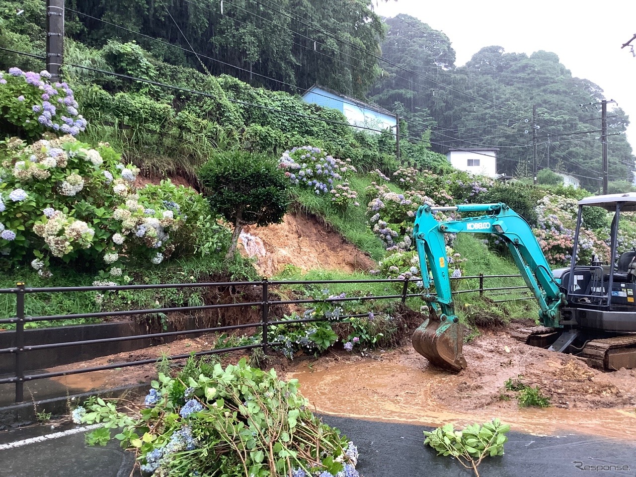 伊東線での復旧作業の様子。なお、伊豆急行線では伊豆高原～伊豆急下田間で運行を見合わせている。