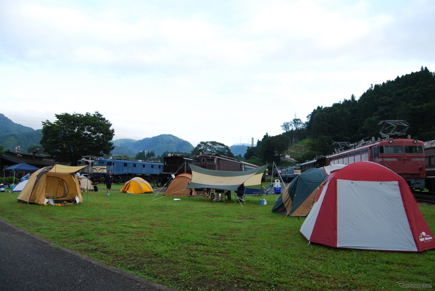 並み居る機関車たちと朝を迎えた時の様子。