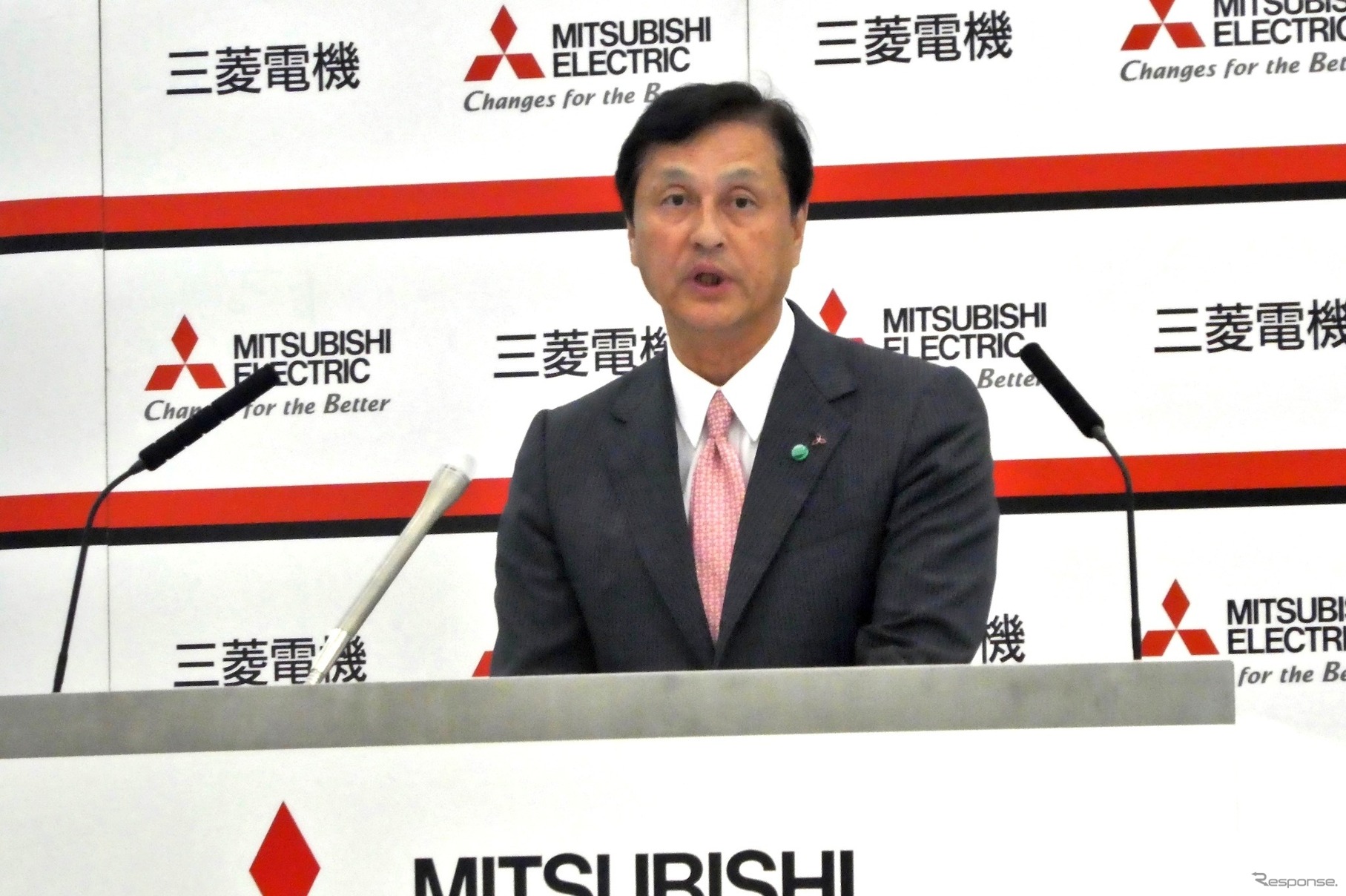 7月2日に辞任を表明した三菱電機の杉山武史社長（写真は2018年5月）。コンプレッサーに関する検査不正は6月28日に発覚したが、翌日の株主総会では情報不足を理由に報告が見送られ、6月30日に正式に広報された。当初、株主総会での未報告は執行役の判断を経て、6月28日に開かれた取締役会で了承を得た結果としていたが、後に取締役会が行なわれた事実はなく、各取締役へ事情を個別に説明した上で執行役が判断した結果であると訂正されている。