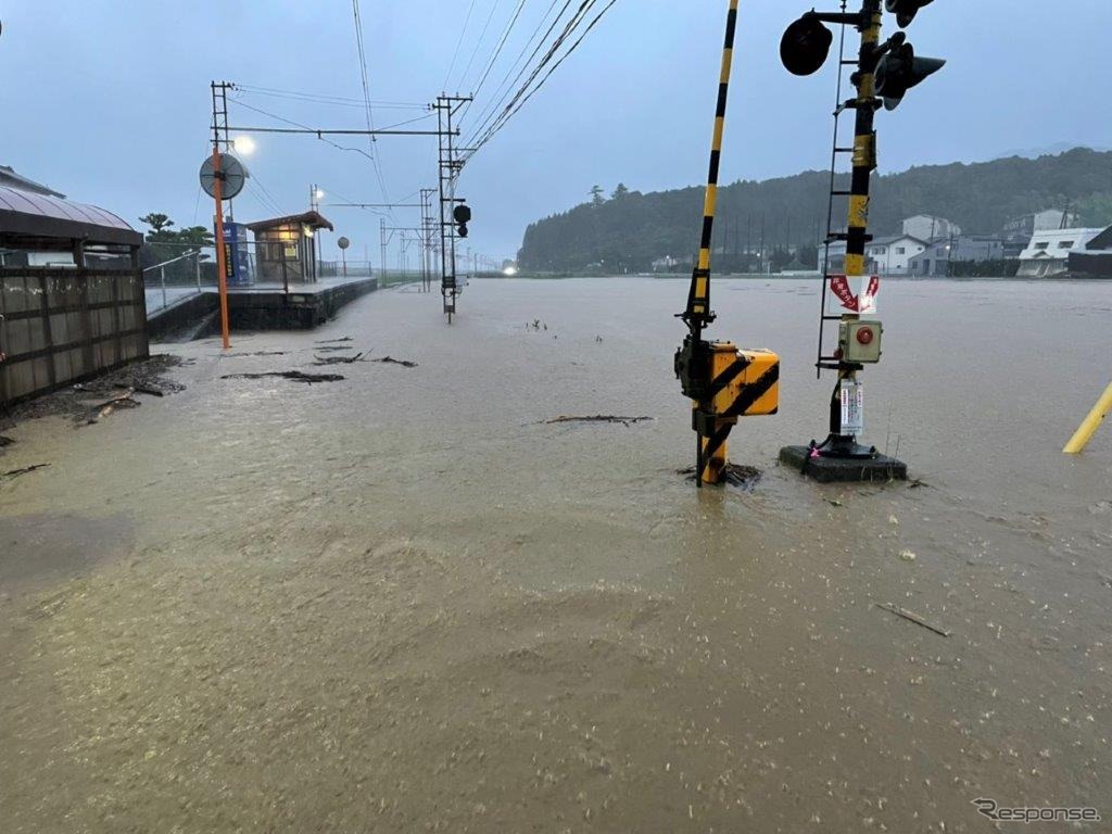 冠水した一畑電車北松江線美談駅の構内。