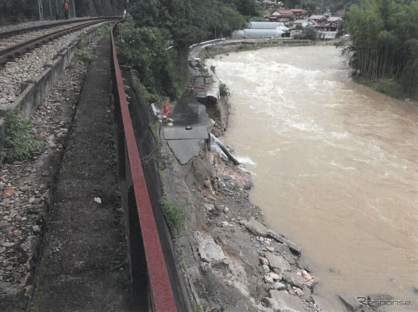 2020年7月にも豪雨被害を受けた芸備線。写真は当時、軌道脇の河川護岸が流出した上三田～中三田間の現場で、状況が案じられる。