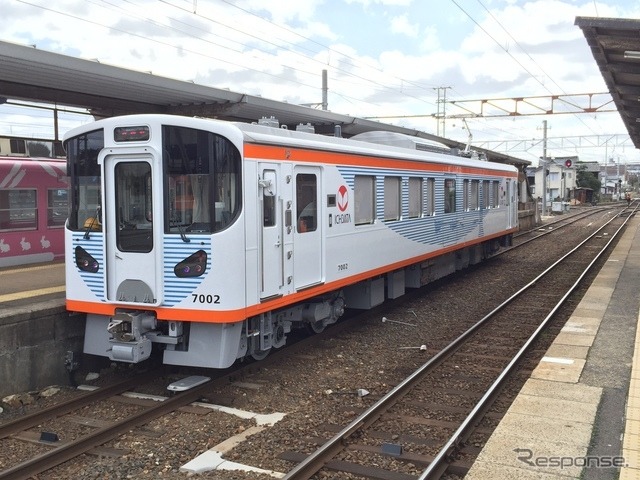 一畑電車は7月9日始発から一部区間を除き再開した。写真は新型車両の7000系。