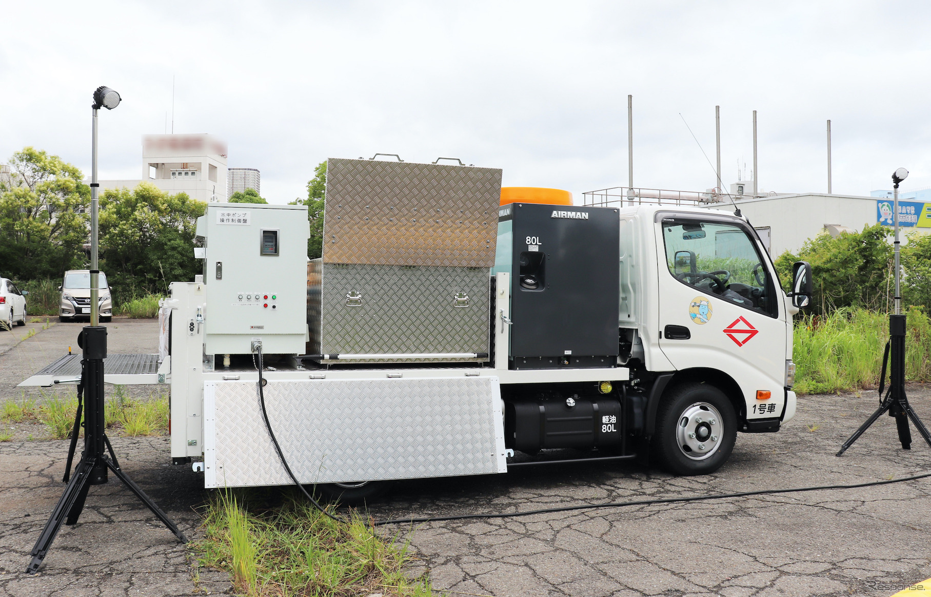 横浜市に納入された排水ポンプ車：排水ポンプ車とLED投光器 Nomad（両サイド）