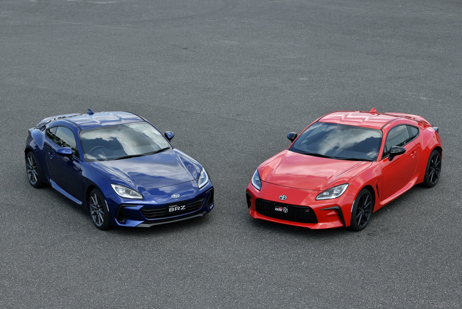 トヨタGR 86（赤）/ スバルBRZ新型（青）