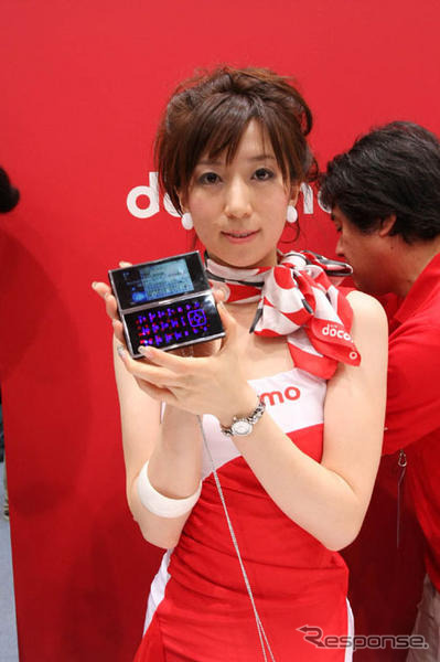 【CEATEC08】写真蔵…ドコモはセパレートケータイか、歴代ドコモダケか