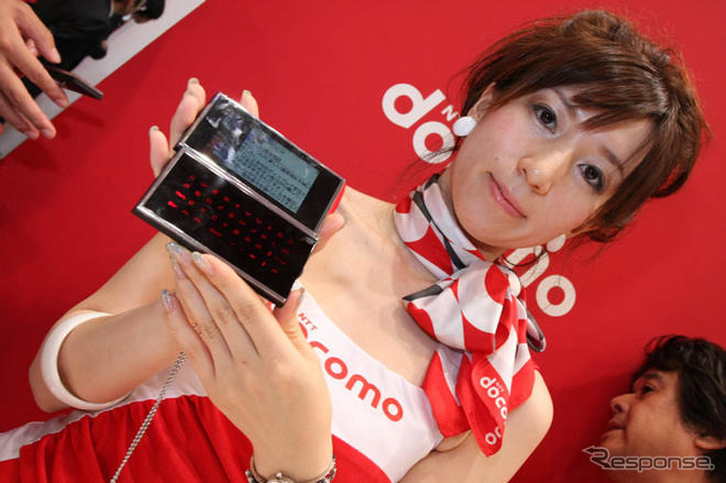 【CEATEC08】写真蔵…ドコモはセパレートケータイか、歴代ドコモダケか