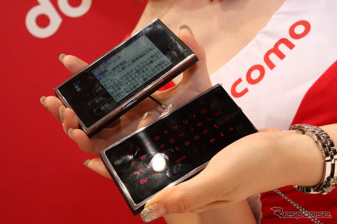 【CEATEC08】写真蔵…ドコモはセパレートケータイか、歴代ドコモダケか