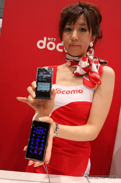 【CEATEC08】写真蔵…ドコモはセパレートケータイか、歴代ドコモダケか