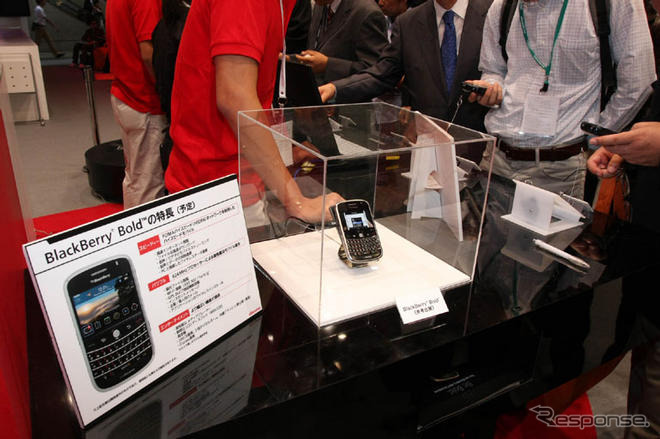 【CEATEC08】写真蔵…ドコモはセパレートケータイか、歴代ドコモダケか