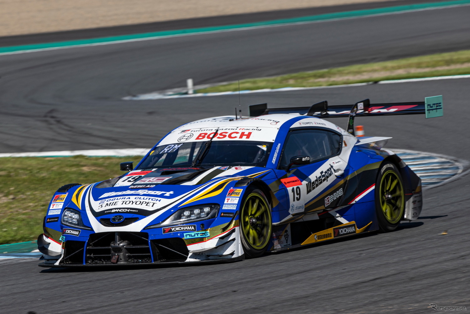 GT500クラス2位の#19 WedsSport ADVAN GR Supra（国本雄資／宮田莉朋）