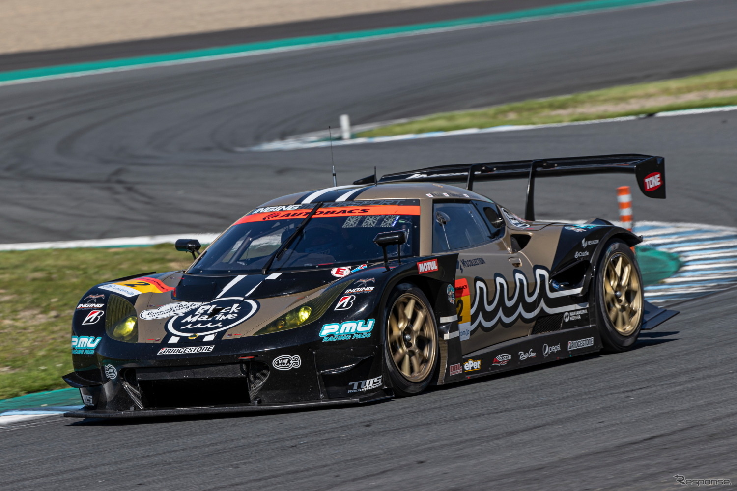 GT300クラスで優勝した#2 muta Racing Lotus MC（加藤寛規／阪口良平）