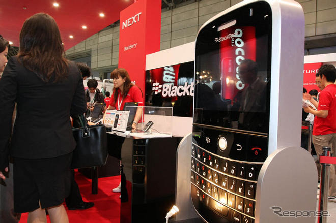 【CEATEC08】写真蔵…ドコモはセパレートケータイか、歴代ドコモダケか
