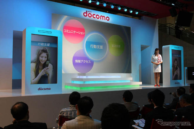 【CEATEC08】写真蔵…ドコモはセパレートケータイか、歴代ドコモダケか