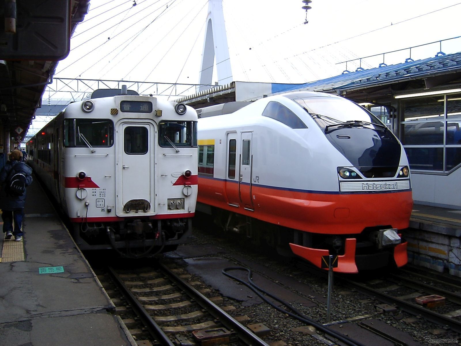青森駅で懐かしい盛岡色のキハ40系と並ぶ『スーパーはつかり』。2002年11月30日。
