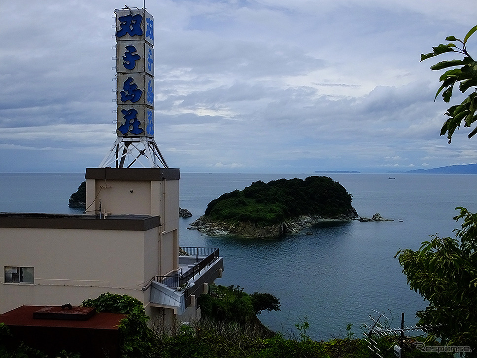 雑賀崎（さいかざき）海岸通りからみえる双子島・大島