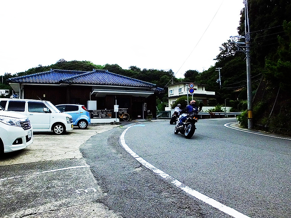 バイクツーリンググループの姿もある雑賀崎（さいかざき）海岸通り