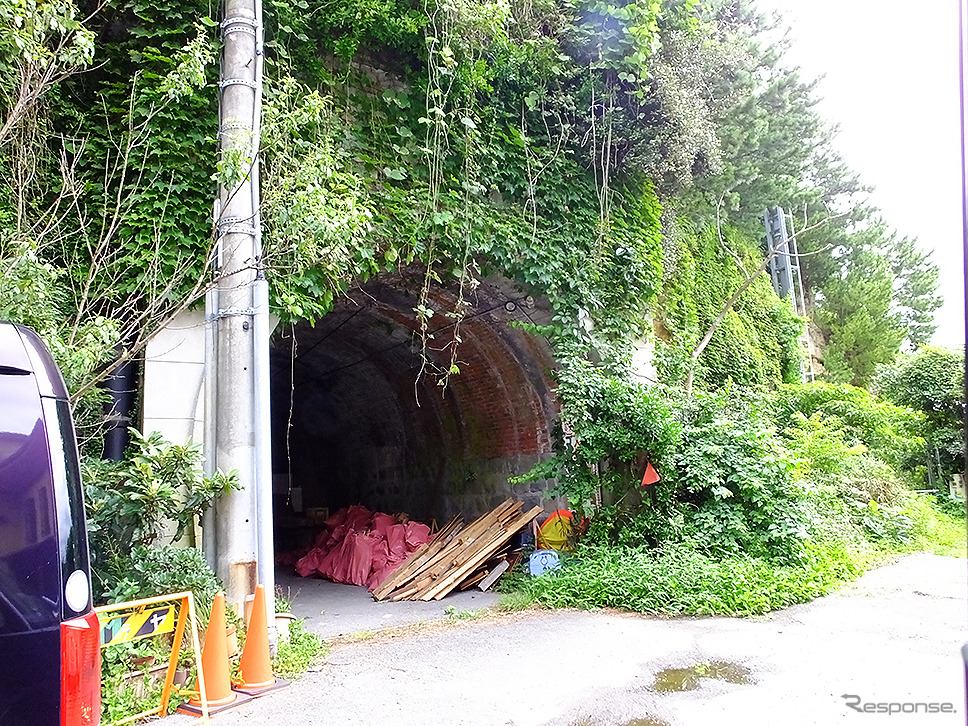 雑賀崎（さいかざき）海岸通り、旧道トンネル